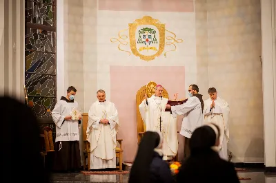 Mszy Świętej w święto Ofiarowania Pańskiego przewodniczył bp Jan Wątroba. W Eucharystii z okazji Dnia Życia Konsekrowanego uczestniczyli przedstawiciele sióstr i braci zakonnych, pustelnic, dziewic i wdów konsekrowanych oraz członków instytutów świeckich. Eucharystię koncelebrował ks. Stanisław Kamiński, wikariusz biskupi ds. zakonnych, a także 8 kapłanów. Homilię wygłosił bp Jan Wątroba. Śpiew podczas Mszy Świętej prowadziła Katedralna Schola Liturgiczna pod kierunkiem ks. Juliana Wybrańca przy akompaniamencie organowym Wiesława Siewierskiego. Fot. Paulina Lęcznar