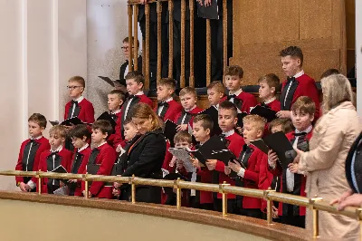 O świcie w Niedzielę Zmartwychwstania została odprawiona uroczysta Mszy św. w rzeszowskiej katedrze. Eucharystię poprzedziła procesja rezurekcyjna z Najświętszym Sakramentem. W oprawie muzycznej celebracji wziął udział katedralny chór chłopięco-męski Pueri Cantores Resovienses oraz katedralna orkiestra dęta.
Dnia 31 marca 2024 r. o godz. 6 w rzeszowskiej katedrze na rozpoczęcie procesji rezurekcyjnej rozbrzmiało zawołanie: „Chrystus zmartwychwstał, prawdziwie zmartwychwstał”. Wyrazem radości paschalnej była procesja z Najświętszym Sakramentem dokoła katedry z udziałem licznie zgromadzonych wiernych, straży grobowej i orkiestry dętej.
Po zakończonej procesji, została odprawiona uroczysta Eucharystia pod przewodnictwem ks. Krzysztofa Gołąbka, prepozyta rzeszowskiej kapituły katedralnej i proboszcza miejscowej wspólnoty parafialnej. Homilię wygłosił ks. Michał Rurak, penitencjarz kapituły, który zachęcał do zgłębiania tajemnicy zmartwychwstania.

„Zmartwychwstania jest czymś jedynym i wyjątkowym w swoim rodzaju. Łatwo napisać i powiedzieć czym zmartwychwstanie nie jest. Ale napisać i powiedzieć czym zmartwychwstanie jest, to zadanie na całe życie, i to nie tylko dla teologa czy księdza. To zadanie dla każdego z nas. Najważniejsze zadanie w życiu, bo ono zdecyduje co z nami będzie” – mówił kaznodzieja.
Ks. Rurak ukazał konsekwencje zmartwychwstania Chrystusa dla każdego wierzącego w kontekście całej historii Boga i człowieka. Mówił: „Zmartwychwstanie nie dotyczy tylko przyszłości, czasu po śmierci. Ono ma także znaczenie dla naszej doczesności. Bo skoro życie ma prowadzić do Zmartwychwstania, to znaczy, że ma wartość samo w sobie, że trzeba je szanować i jak najlepiej przeżyć.”
Na zakończenie Eucharystii transmitowanej przez katolickie Radio „VIA”, katedralny chór chłopięco-męski Pueri Cantores Resovienses pod dyrekcją Aleksandry Fiołek-Matuszewskiej wykonał uroczyste „Alleluja” z oratorium G.F. Haendla. Po zakończonej Mszy św. rezurekcyjnej katedralna orkiestra dęta pod batutą Tadeusza Cielaka odegrała radosne utwory wielkanocne. fot. Joanna Prasoł