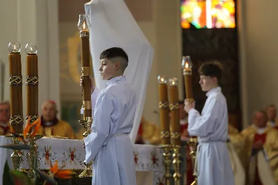 „Eucharystia powinna nas prowadzić do odkrycia kapłańskiej misji Ludu Bożego, kapłańskiej misji każdego z nas” – powiedział Biskup Rzeszowski podczas Mszy Wieczerzy Pańskiej, której przewodniczył w katedrze rzeszowskiej w Wielki Czwartek, 2 kwietnia 2026 r.
Podczas uroczystej liturgii Wielkiego Czwartku w katedrze rzeszowskiej, której przewodniczył bp Jan Wątroba, wierni zostali zaproszeni do refleksji nad tajemnicą Eucharystii, kapłaństwa oraz powołania całego Ludu Bożego do udziału w misji Chrystusa. Na zakończenie homilii biskup zachęcił do szczególnej modlitwy za kapłanów, zwłaszcza tych przeżywających trudności i kryzysy. „Panie Jezu, dobry pasterzu i towarzyszu wędrówki, dziś powierzamy Ci wszystkich kapłanów, ale zwłaszcza tych, którzy przechodzą chwilę kryzysu” – powiedział Biskup Rzeszowski. Wezwał także wspólnotę wiernych do troski o kapłanów poprzez modlitwę, życzliwość i wsparcie.
Wielkoczwartkowa liturgia w katedrze rzeszowskiej stała się nie tylko dziękczynieniem za dar Eucharystii i kapłaństwa, ale także wezwaniem do odnowienia świadomości odpowiedzialności każdego wiernego za życie Kościoła i świadectwo wiary w świecie. fot. ks. Jakub Oczkowicz