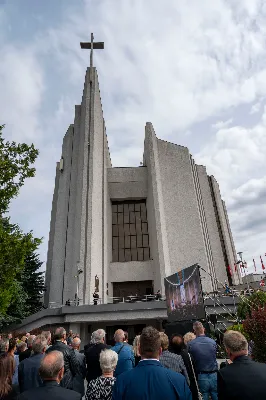 W kościele katedralnym w Rzeszowie, 2 września 2022 r., odbyły się uroczystości pogrzebowe śp. Tadeusza Ferenca, wieloletniego prezydenta Rzeszowa.

Przed rozpoczęciem liturgii Prezydent RP Andrzej Duda odznaczył pośmiertnie śp. Tadeusza Ferenca Orderem Odrodzenia Polski.

Mszy św. przewodniczył bp Jan Wątroba. W koncelebrze wziął udział bp Kazimierz Górny, ks. infułat Wiesław Szurek i 27 kapłanów.

Homilię wygłosił bp Jan Wątroba.

Obrzędy ostatniego pożegnania odbyły się w kościele katedralnym. Następnie kondukt pogrzebowy ulicami miasta udał się na Cmentarz Wilkowyja w Rzeszowie, gdzie odbył się pochówek śp. Tadeusza Ferenca.

fot. ks. Jakub Nagi, Kurier Rzeszowski - portal, gazeta, TVi 