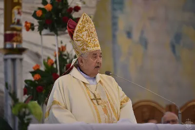 18 maja 2025 r., w katedrze rzeszowskiej celebrowano Eucharystię z okazji 25. rocznicy przyjęcia sakry biskupiej przez bp. Jana Wątrobę. Mszy św. przewodniczył Biskup Rzeszowski, zaś w koncelebrze wzięli udział: abp Józef Michalik, abp Adam Szal, bp Edward Białogłowski, bp Kazimierz Górny, bp Stanisław Jamrozek, bp Marian Rojek, bp Jan Śrutwa oraz kilkudziesięciu kapłanów. W Eucharystii uczestniczyły liczne delegacje osób życia konsekrowanego, przedstawiciele instytucji, fundacji i stowarzyszeń kościelnych. W katedrze rzeszowskiej obecni byli również parlamentarzyści sejmu i senatu, władze wojewódzkie, samorządowe, władze Rzeszowa, rektorzy wyższych uczelni, dyrektorzy instutucji regionalnych, kuratorium oświaty, a także szpitali. Homilię wygłosił bp Edward Białogłowski, biskup pomocniczy senior, który podkreślił, że świętowanie srebrnego jubileuszu Biskupa Rzeszowskiego wpisuje się w przeżywanie Roku Świętego, ale także kolejną rocznicę urodzin św. Jana Pawła II, rocznicę bitwy pod Monte Cassino, inaugurację pontyfikatu Ojca Świętego Leona XIV oraz rocznicę beatyfikacji Józef Sebastiana Pelczara. Na zakończenie liturgii Karolina i Dariusz Kosakowie z dziećmi, jako przedstawiciele diecezjan, przekazali życzenia Jubilatowi. W uroczystej liturgii wzięło udział kilkuset muzyków, chórzystów i członków orkiestr, którzy brali udział w projekcie „Podkarpacie śladami św. Jana Pawła II”. Przedsięwzięcie zostało zorganizowane przez Polski Związek Chórów i Orkiestr – Oddział w Rzeszowie. fot. ks. Jakub Oczkowicz