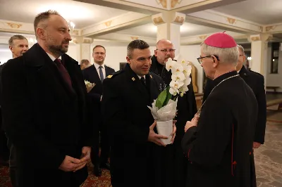 W liturgiczne wspomnienie św. Jana Apostoła (27 grudnia) w katedrze rzeszowskiej celebrowano Eucharystię, której przewodniczył bp Jan Wątroba. Mszę św. koncelebrował abp Edward Nowak, bp Edward Białogłowski, a także ok. 60 kapłanów, którzy wraz z przedstawicielami wspólnot, stowarzyszeń i instytucji modlili się w intencji Biskupa Rzeszowskiego z okazji jego imienin.
Homilię wygłosił ks. Janusz Kosior, proboszcz parafii pw. św. Jadwigi Królowej w Rzeszowie.
Na zakończenie Mszy św. bp Jan Wątroba podziękował za modlitwę i życzenia. 
fot. ks. Jakub Oczkowicz
