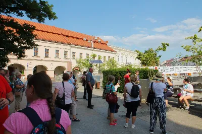 W ostatnią sobotę sierpnia katedralni parafianie pod opieką księdza proboszcza Krzysztofa Gołąbka pielgrzymowali do klasztoru na Świętym Krzyżu oraz Kielc.
Pierwszym punktem był spacer na platformę widokowo-obserwacyjną, gdzie mogliśmy podziwiać jedne z największych gołoborzy w Polsce. Gołoborza łysogórskie tworzą interesujące pola kamieni pośród lasów Puszczy Jodłowej. Nasyceni malowniczymi widokami udaliśmy się do Klasztoru Oblatów, gdzie z przewodnikiem zwiedziliśmy kryptę księcia Jeremiego Wiśniowieckiego, poznaliśmy historię powstawania Klasztoru oraz jego burzliwe dzieje. Zwiedziliśmy muzeum misyjne Ojców Oblatów i dotarliśmy do kaplicy, gdzie znajdują się relikwie drzewa Krzyża Świętego. W skupieniu i refleksji uczestniczyliśmy w modlitwie, błogosławieństwie i ucałowaniu relikwiarza.
Najważniejszym punktem na naszym pielgrzymim szlaku była Msza Święta sprawowana przez księdza proboszcza Krzysztofa Gołąbka w intencjach wszystkich uczestników pielgrzymki. Była ona dla nas szczególnym przeżyciem, ponieważ była odprawiana w Bazylice Mniejszej pw. Trójcy Świętej, sąsiadującej z kaplicą, w której znajduje się cząstka Ziemi Świętej – relikwie Świętego Krzyża. Po Mszy Świętej przyszedł czas na indywidualne zwiedzanie – wykorzystaliśmy go, aby wejść na platformę widokową wieży, skąd rozpościerają się wspaniałe i zachwycające widoki.
Następnie pojechaliśmy do Kielc, gdzie przy słonecznej pogodzie spacerowaliśmy po Rezerwacie Kadzielnia, podziwiając dawny kamieniołom, Skałkę Geologów, Pomnik Dekalogu oraz amfiteatr kielecki.
Z uwagi na wspaniały wystrój i wyjątkowe zabytki Bazyliki Katedralnej Wniebowzięcia Najświętszej Maryi Panny, ta świątynia na długo pozostanie w naszej pamięci. Podziwialiśmy również znajdujący się obok Bazyliki były Pałac Biskupów Krakowskich (obecnie znajduje się tam Muzeum Narodowe) oraz znajdujący się za nim ogród włoski.
Wycieczkę zakończyliśmy spacerem po rynku kieleckim, gdzie mogliśmy zobaczyć wyjątkowe mieszczańskie kamienice sprzed 150 lat.
Czas pielgrzymki był dla wszystkich pielgrzymów dobrze i owocnie spędzonym dniem. Nie zabrakło w nim modlitwy i refleksji, a także zachwytu nad pięknem przyrody i historycznymi zabytkami. Zachęcamy wszystkich do udziału w kolejnych pielgrzymkach.
Agnieszka i Arkadiusz Sowa
fot. Andrzej Kotowicz 