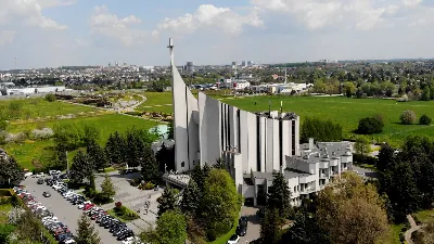 Maj to dla wielu najpiękniejszy miesiąc w roku. W liturgii Kościoła szczególnie wtedy czcimy Maryję oraz radujemy się ze Zmartwychwstania Pańskiego. W niedzielę 8 maja w naszej Katedrze dzieci z klas III doświadczyły równie wielkiej radości po raz pierwszy w pełni uczestnicząc we Mszy Świętej. To niezwykłe spotkanie z Chrystusem w Komunii Świętej zostało poprzedzone przygotowaniem poprzez katechezy w szkole i spotkania w parafii, a także spowiedzią. Poprzez niedzielne Eucharystie o godz. 12.00 i 13.30 celebrowane przez ks. Krzysztofa Gołąbka, proboszcza naszej Katedry, 88 dzieci rozpoczęło wielką przygodę z Jezusem ukrytym w Najświętszym Sakramencie. Towarzyszyli im rodzice, którzy wraz ze swoimi dziećmi przygotowywali się do tego wydarzenia, a także najbliższa rodzina. Posługę w liturgii Mszy Świętej pełniły dzieci pierwszokomunijne oraz ich rodzice.
Wielka radość serc dzieci komunijnych promieniowała na wszystkich uczestników Mszy Świętej i przypominała zebranym na liturgii, że spotkanie z Jezusem Eucharystycznym to przywilej i wielkie szczęście. Czas tej wielkiej radości został przedłużony przez „Biały Tydzień”, w którym dzieci uczestniczyły w wieczornej Eucharystii, przyjmując Jezusa do swoich serc. 

Wszystkim dzieciom, które w tym roku przeżywały swoją Pierwszą Komunię Świętą, życzymy, aby nie gasł w nich zapał do poznawania Jezusa i Jego nauki, a radość, jaka towarzyszyła tym dniom, była nieodłączną towarzyszką ich spotkań z Jezusem w Eucharystii. A s. Julicie i ks. Julianowi dziękujemy za serce włożone w przygotowanie dzieci do tego wielkiego wydarzenia.

fot. Paweł Styka