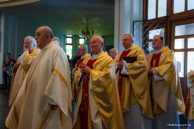 W Wielki Czwartek o godz. 10.00 w naszej Katedrze bp Jan Wątroba przewodniczył Mszy Krzyżma. Jest ona wyrazem jedności i wspólnoty duchowieństwa diecezji. Podczas tej Mszy Świętej biskup poświęcił olej chorych, katechumenów oraz olej krzyżma. Księża koncelebrujący z biskupem Eucharystię odnowili przyrzeczenia kapłańskie. W koncelebrze wzięli udział bp Kazimierz Górny, bp Edward Białogłowski oraz ponad 200 kapłanów z całej diecezji. W Eucharystii wzięli również udział licznie zebrani ministranci, lektorzy, animatorzy, ceremoniarze, członkowie scholi parafialnych i dziewczęcej służby maryjnej. Podczas Mszy Świętej zaśpiewał chór męski pod dyrekcją ks. Andrzeja Widaka. Przy organach zasiadł ks. Julian Wybraniec. fot. Piotr Szorc