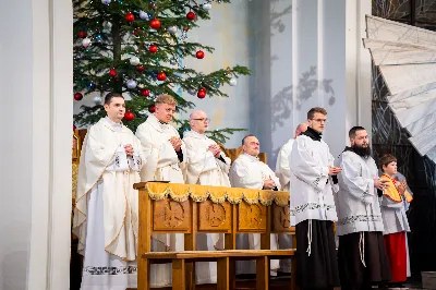 „Nasza wdzięczność jest szczególna wobec osób konsekrowanych za ich czytelne świadectwo wiary i za to, że żyjąc wiarą na co dzień ukazują chrystusowy styl życia” – mówił biskup Jan Wątroba podczas Mszy św. w katedrze rzeszowskiej w święto Ofiarowania Pańskiego. W Eucharystii, z okazji swojego święta patronalnego, uczestniczyły osoby konsekrowane posługujące w diecezji rzeszowskiej.
Mszy św. w katedrze rzeszowskiej przewodniczył bp Jan Wątroba, który modlił się w intencji osób konsekrowanych, przeżywających w święto Ofiarowania Pańskiego (02.02.) swoje święto patronalne. Eucharystię koncelebrował ks. Stanisław Kamiński, wikariusz biskupi ds. zakonnych, a także 9 kapłanów.
Na początku Mszy św. ks. Stanisław Kamiński powitał zebranych i wprowadził w przeżywaną liturgię. Następnie odbył się obrzęd błogosławieństwa świec i procesja z dolnego kościoła do głównej części katedry rzeszowskiej
Homilię wygłosił bp Jan Wątroba, który w pierwszej części, odnosząc się do przeżywanego święta, nawiązał do postawy Matki Najświętszej i św. Józefa. „Maryja uczy nas, że wierność Bogu oznacza wypełnianie prawa Bożego. Ona wypełniła wszystko bez wyjątku. Choć sama nie potrzebowała oczyszczenia, pozostała jednak posłuszna prawu. Skromna, prosta, uboga kobieta, poddana Bogu. W postawie Maryi i Józefa można dostrzec piękną lekcję dla rodziców i wychowawców. Rodzice powinni przedstawiać, czyli zawierzać swoje dzieci Panu Bogu. To jest gest wdzięczności wobec Stwórcy, a także znak wielkiej pokory wobec niełatwej misji rodzicielskiej i wychowawczej. Pełny rozwój człowieka dokonuje się dzięki Bożej łasce, a rodzice powinni się czuć narzędziem Bożej łaski, dlatego powinni często błogosławić swoje dzieci, modlić się za nie i z nimi oraz wciąż na nowo zawierzać je Panu Bogu” – mówił bp Wątroba.
Biskup Rzeszowski odnosząc się do obchodzonego Dnia życia konsekrowanego powiedział: „Trzy elementy wspólnoty: słowo, wierność i otwarcie na Ducha Świętego stanowią istotę życia każdej osoby konsekrowanej. Rozważać słowo Boże, trwać wiernie na modlitwie i być otwartym na to, co Duch Święty chce nam powiedzieć, to wypełnić powołanie do życia konsekrowanego, a jednocześnie wyznać wiarę w Kościół Chrystusowy. Nasza wdzięczność jest szczególna wobec osób konsekrowanych za ich czytelne świadectwo wiary i za to, że żyjąc wiarą na co dzień ukazują chrystusowy styl życia. Towarzyszą nam przez swoją pełną zatroskania miłosierną obecność, ale także przez milczącą obecność przepełnioną modlitwą w intencjach Kościoła, świata, a także poszczególnych osób i wspólnot”.
Po homilii osoby konsekrowane zgromadzone w katedrze odnowiły swoje przyrzeczenia.
Na zakończenie liturgii s. Agata Jakieła CSFN, referentka diecezjalna ds. życia konsekrowanego, podziękowała bp. Janowi Wątrobie za przewodniczenie liturgii i modlitwę w intencji osób życia konsekrowanego.
W Eucharystii w rzeszowskiej katedrze uczestniczyło prawie 100 osób życia konsekrowanego, a pośród nich ojcowie i bracia zakonni, siostry zakonne, wdowy i dziewice konsekrowane oraz członkowie instytutów świeckich. Śpiewy podczas liturgii wykonała Katedralna Schola Liturgiczna pod dyrekcją ks. Juliana Wybrańca, a przy organach zasiadł katedralny organista – Wiesław Siewierski. 

fot. Jola Warchoł