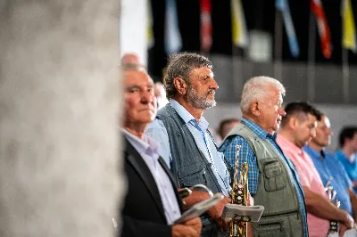 W środę 13 września przeżywaliśmy kolejne w tym roku Nabożeństwo Fatimskie. O godz. 18.40 zostały przedstawione prośby i podziękowania do Matki Bożej Fatimskiej, w intencji których sprawowana była także Msza Święta. Eucharystii przewodniczył i homilię wygłosił ks. Marek Kotwa – wikariusz parafii pw. Św. Michała Archanioła w Rzeszowie. Po Mszy Świętej wyruszyła procesja z figurą Matki Bożej, podczas której modlitwę różańcową prowadzili przedstawiciele parafii pw. Św. Jadwigi Królowej wraz ze swoimi duszpasterzami: ks. Tomaszem Gałuszką oraz ks. Łukaszem Mariuszycem, zaś figurę Matki Bożej nieśli przedstawiciele Bractwa św. Michała Archanioła, Rycerzy Kolumba oraz Związku Strzeleckiego "Strzelec". Modlitwę ubogaciła obecność Orkiestry Dętej pod dyrekcją Tadeusza Cielaka. Nabożeństwo zakończył Apel Jasnogórski. fot. Jola Warchoł