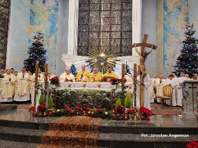 W liturgiczne wspomnienie św. Jana Apostoła (27.12) bp Jan Wątroba przewodniczył Mszy św. w katedrze rzeszowskiej. Eucharystię koncelebrowali abp Edward Nowak, bp Edward Białogłowski, bp Kazimierz Górny, a także ponad 60 kapłanów, którzy wraz z wiernymi modlili się w intencji Biskupa Rzeszowskiego z okazji jego imienin.