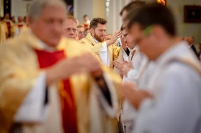 „Na swoje życie i swoje kapłaństwo trzeba popatrzeć w świetle Bożej miłości. Inaczej go nie pojmiemy ani my, ani ci, którzy będą na nas patrzeć” – mówił bp Jan Wątroba podczas Mszy św. z udzieleniem święceń prezbiteratu. 4 czerwca 2022 r. w kościele katedralnym jedenastu diakonów diecezji rzeszowskiej przyjęło sakrament kapłaństwa.
Do grona neoprezbiterów diecezji rzeszowskiej należą: ks. Sebastian Bełz z parafii w Nienadówce, ks. Krzysztof Lampart z parafii w Rudnej Wielkiej, ks. Mateusz Łachmanek z parafii w Lipinkach, ks. Karol Migut z parafii w Jasionce, ks. Marcin Murawski z parafii katedralnej w Rzeszowie, ks. Adrian Pazdan z parafii w Zagorzycach, ks. Tomasz Sienicki z parafii w Bieździedzy, ks. Dominik Świeboda z parafii w Palikówce, ks. Piotr Wąsacz z parafii bł. Władysława Findysza w Rzeszowie, ks. Mateusz Wojtuń z parafii w Święcanach oraz ks. Wiktor Zoła z parafii w Cieklinie.
Mszy św. przewodniczył i święceń udzielił bp Jan Wątroba. Eucharystię koncelebrowało około osiemdziesięciu księży, m.in: przełożeni Wyższego Seminarium Duchownego w Rzeszowie oraz proboszczowie i wikariusze z parafii rodzinnych neoprezbiterów. W Mszy św. uczestniczył abp Edward Nowak, bp Kazimierz Górny i bp Edward Białogłowski.
Zebranych w kościele katedralnym powitał ks. Krzysztof Gołąbek, proboszcz parafii.
W homilii bp Jan Wątroba nawiązał do słów z Ewangelii według św. Jana w których Chrystus tłumaczy co to znaczy być dobrym pasterzem. „Być kapłanem w Kościele Chrystusowym to znaczy mieć udział w Jego pasterskiej misji i stale upodabniać się do Dobrego Pasterza, który zna owce, karmi je, broni i jest gotów oddać życie dla ich dobra” – mówił hierarcha.
Po homilii odbył się obrzędy święceń: przyrzeczenie czci i posłuszeństwa Biskupowi Ordynariuszowi, Litania do Wszystkich Świętych podczas której kandydaci leżeli krzyżem, nałożenie rąk, modlitwa święceń oraz namaszczenie rąk krzyżmem i wręczenie chleba i wina. Podczas Liturgii Eucharystycznej nowo wyświęceni po raz pierwszy wyciągnęli dłonie nad chlebem i winem wypowiadając słowa konsekracji.
Na zakończenie Mszy św. ks. Tomasz Sienicki, podziękował w imieniu nowo wyświęconych wszystkim, którzy przyczynili się do przygotowania ich do kapłaństwa. Słowa wdzięczności, m.in. przełożonym Wyższego Seminarium Duchownego w Rzeszowie i rodzicom neoprezbiterów, wypowiedział bp Jan Wątroba. 
W drodze do zakrystii neoprezbiterzy zatrzymali się przy figurze Matki Bożej Fatimskiej zawierzając swoje kapłaństwo Matce Bożej.
W niedzielę, 5 czerwca, w Uroczystość Zesłania Ducha Świętego, neoprezbiterzy będą sprawować w swoich rodzinnych parafiach uroczyste Msze św. prymicyjne, a w najbliższych tygodniach otrzymają skierowania do parafii.

Fot. ks. Jakub Nagi oraz biala-wrona.pl
