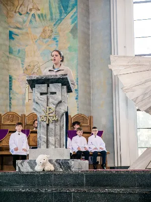 W V Niedzielę Wielkiego Postu, podczas Mszy Świętej o godz. 12:00, ks. Krzysztof Gołąbek – proboszcz naszej Katedry, przyjął do grona Liturgicznej Służby Ołtarza siedmiu nowych ministrantów. Po odpowiednim przygotowaniu, pod czujnym okiem ks. Pawła Wójcika oraz animatorów Adama i Miłosza, chłopcy otrzymali stopień ministranta choralisty – po raz pierwszy założyli kołnierzyki i otrzymali legitymacje ministranckie. To wyjątkowy moment i ogromna radość dla naszej wspólnoty! Podczas Mszy Świętej zaśpiewała Dziewczęca Schola Katedralna. Serdecznie gratulujemy chłopcom odwagi oraz życzymy wytrwałości w tej pięknej służbie przy Ołtarzu Pana Jezusa. Jeśli chcesz dołączyć do grona ministrantów – serdecznie zapraszamy! Zainteresowanych prosimy o kontakt z ks. Pawłem Wójcikiem.
fot. Antoni Ważny