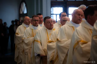 W Wielki Czwartek o godz. 10.00 w naszej Katedrze bp Jan Wątroba przewodniczył Mszy Krzyżma. Jest ona wyrazem jedności i wspólnoty duchowieństwa diecezji. Podczas tej Mszy Świętej biskup poświęcił olej chorych, katechumenów oraz olej krzyżma. Księża koncelebrujący z biskupem Eucharystię odnowili przyrzeczenia kapłańskie. W koncelebrze wzięli udział bp Kazimierz Górny, bp Edward Białogłowski oraz ponad 200 kapłanów z całej diecezji. W Eucharystii wzięli również udział licznie zebrani ministranci, lektorzy, animatorzy, ceremoniarze, członkowie scholi parafialnych i dziewczęcej służby maryjnej. Podczas Mszy Świętej zaśpiewał chór męski pod dyrekcją ks. Andrzeja Widaka. Przy organach zasiadł ks. Julian Wybraniec. fot. Piotr Szorc