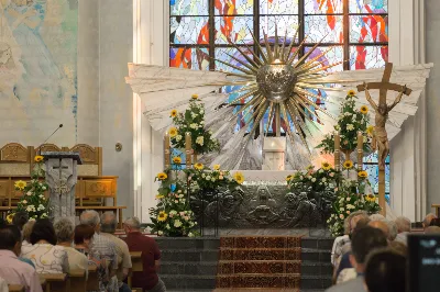 W piątek 13 sierpnia przeżywaliśmy kolejne w tym roku Nabożeństwo Fatimskie. O godz. 18.40 zostały przedstawione prośby i podziękowania do Matki Bożej Fatimskiej, w intencji których sprawowana była także Msza Święta. Eucharystii przewodniczył ks. Piotr Fortuna (proboszcz parafii Rzeszów-Matysówka), homilię zaś wygłosił ks. Jan Pyziak (proboszcz parafii Rzeszów-Matysówka w latach 1985-2018). Po Mszy Świętej wyruszyła procesja z figurą Matki Bożej, podczas której modlitwę różańcową prowadzili przedstawiciele parafii Rzeszów-Zalesie wraz ze swoim duszpasterzem ks. Marcinem Jaraczem. Modlitwę ubogaciła obecność Orkiestry Dętej pod dyrekcją Tadeusza Cielaka. Nabożeństwo zakończył Apel Jasnogórski. fot. Małgorzata Ryndak