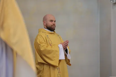 „Eucharystia powinna nas prowadzić do odkrycia kapłańskiej misji Ludu Bożego, kapłańskiej misji każdego z nas” – powiedział Biskup Rzeszowski podczas Mszy Wieczerzy Pańskiej, której przewodniczył w katedrze rzeszowskiej w Wielki Czwartek, 2 kwietnia 2026 r.
Podczas uroczystej liturgii Wielkiego Czwartku w katedrze rzeszowskiej, której przewodniczył bp Jan Wątroba, wierni zostali zaproszeni do refleksji nad tajemnicą Eucharystii, kapłaństwa oraz powołania całego Ludu Bożego do udziału w misji Chrystusa. Na zakończenie homilii biskup zachęcił do szczególnej modlitwy za kapłanów, zwłaszcza tych przeżywających trudności i kryzysy. „Panie Jezu, dobry pasterzu i towarzyszu wędrówki, dziś powierzamy Ci wszystkich kapłanów, ale zwłaszcza tych, którzy przechodzą chwilę kryzysu” – powiedział Biskup Rzeszowski. Wezwał także wspólnotę wiernych do troski o kapłanów poprzez modlitwę, życzliwość i wsparcie.
Wielkoczwartkowa liturgia w katedrze rzeszowskiej stała się nie tylko dziękczynieniem za dar Eucharystii i kapłaństwa, ale także wezwaniem do odnowienia świadomości odpowiedzialności każdego wiernego za życie Kościoła i świadectwo wiary w świecie. fot. ks. Jakub Oczkowicz