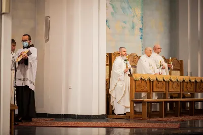 Mszy Świętej w święto Ofiarowania Pańskiego przewodniczył bp Jan Wątroba. W Eucharystii z okazji Dnia Życia Konsekrowanego uczestniczyli przedstawiciele sióstr i braci zakonnych, pustelnic, dziewic i wdów konsekrowanych oraz członków instytutów świeckich. Eucharystię koncelebrował ks. Stanisław Kamiński, wikariusz biskupi ds. zakonnych, a także 8 kapłanów. Homilię wygłosił bp Jan Wątroba. Śpiew podczas Mszy Świętej prowadziła Katedralna Schola Liturgiczna pod kierunkiem ks. Juliana Wybrańca przy akompaniamencie organowym Wiesława Siewierskiego. Fot. Paulina Lęcznar