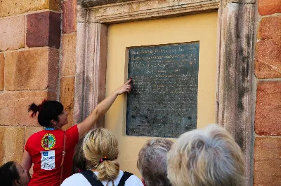 W ostatnią sobotę sierpnia katedralni parafianie pod opieką księdza proboszcza Krzysztofa Gołąbka pielgrzymowali do klasztoru na Świętym Krzyżu oraz Kielc.
Pierwszym punktem był spacer na platformę widokowo-obserwacyjną, gdzie mogliśmy podziwiać jedne z największych gołoborzy w Polsce. Gołoborza łysogórskie tworzą interesujące pola kamieni pośród lasów Puszczy Jodłowej. Nasyceni malowniczymi widokami udaliśmy się do Klasztoru Oblatów, gdzie z przewodnikiem zwiedziliśmy kryptę księcia Jeremiego Wiśniowieckiego, poznaliśmy historię powstawania Klasztoru oraz jego burzliwe dzieje. Zwiedziliśmy muzeum misyjne Ojców Oblatów i dotarliśmy do kaplicy, gdzie znajdują się relikwie drzewa Krzyża Świętego. W skupieniu i refleksji uczestniczyliśmy w modlitwie, błogosławieństwie i ucałowaniu relikwiarza.
Najważniejszym punktem na naszym pielgrzymim szlaku była Msza Święta sprawowana przez księdza proboszcza Krzysztofa Gołąbka w intencjach wszystkich uczestników pielgrzymki. Była ona dla nas szczególnym przeżyciem, ponieważ była odprawiana w Bazylice Mniejszej pw. Trójcy Świętej, sąsiadującej z kaplicą, w której znajduje się cząstka Ziemi Świętej – relikwie Świętego Krzyża. Po Mszy Świętej przyszedł czas na indywidualne zwiedzanie – wykorzystaliśmy go, aby wejść na platformę widokową wieży, skąd rozpościerają się wspaniałe i zachwycające widoki.
Następnie pojechaliśmy do Kielc, gdzie przy słonecznej pogodzie spacerowaliśmy po Rezerwacie Kadzielnia, podziwiając dawny kamieniołom, Skałkę Geologów, Pomnik Dekalogu oraz amfiteatr kielecki.
Z uwagi na wspaniały wystrój i wyjątkowe zabytki Bazyliki Katedralnej Wniebowzięcia Najświętszej Maryi Panny, ta świątynia na długo pozostanie w naszej pamięci. Podziwialiśmy również znajdujący się obok Bazyliki były Pałac Biskupów Krakowskich (obecnie znajduje się tam Muzeum Narodowe) oraz znajdujący się za nim ogród włoski.
Wycieczkę zakończyliśmy spacerem po rynku kieleckim, gdzie mogliśmy zobaczyć wyjątkowe mieszczańskie kamienice sprzed 150 lat.
Czas pielgrzymki był dla wszystkich pielgrzymów dobrze i owocnie spędzonym dniem. Nie zabrakło w nim modlitwy i refleksji, a także zachwytu nad pięknem przyrody i historycznymi zabytkami. Zachęcamy wszystkich do udziału w kolejnych pielgrzymkach.
Agnieszka i Arkadiusz Sowa
fot. Andrzej Kotowicz 