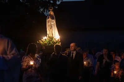 W niedzielę 13 sierpnia przeżywaliśmy kolejne w tym roku Nabożeństwo Fatimskie. O godz. 18.40 zostały przedstawione prośby i podziękowania do Matki Bożej Fatimskiej, w intencji których sprawowana była także Msza Święta. Eucharystii przewodniczył ks. Piotr Fortuna (proboszcz parafii Rzeszów-Matysówka), homilię zaś wygłosił ks. Jan Pyziak (proboszcz parafii Rzeszów-Matysówka w latach 1985-2018). Po Mszy Świętej wyruszyła procesja z figurą Matki Bożej, podczas której modlitwę różańcową prowadzili przedstawiciele parafii Rzeszów-Zalesie wraz ze swoim duszpasterzem ks. Łukaszem Jaskiem. Modlitwę ubogaciła obecność Orkiestry Dętej pod dyrekcją Tadeusza Cielaka. Nabożeństwo zakończył Apel Jasnogórski. fot. Joanna Prasoł