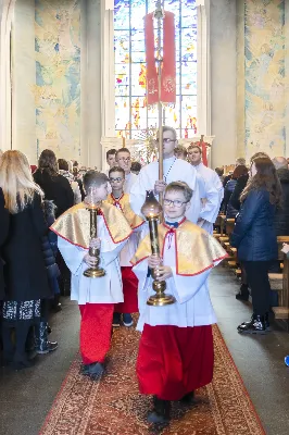 W Niedzielę Wielkanocną Mszy Świętej z procesją rezurekcyjną przewodniczył bp Edward Białogłowski.
fot. Joanna Prasoł