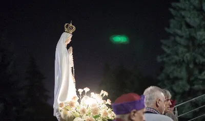 "Gwiazdo śliczna, wspaniała, o fatimska Maryja! Do Ciebie się uciekamy, o Maryjo, Maryjo!" Słowami tej pieśni licznie zgromadzeni w katedralnej świątyni wierni rozpoczęli kolejne w tym roku uroczyste nabożeństwo fatimskie. Wrześniowej modlitwie przewodniczyła parafia pw. Św. Michała Archanioła w Rzeszowie. Wielu parafian przybyło do Katedry w pieszej pielgrzymce pod przewodnictwem księdza Czesława Matuły. Przed Mszą Świętą, przy figurze Pani Fatimskiej, dk. Marcin Murawski odczytał liczne prośby i podziękowania do Matki Bożej. Uroczystej Eucharystii przewodniczył oraz Słowo Boże wygłosił proboszcz parafii pw. Św. Michała Archanioła w Rzeszowie - ks. Michał Bator. Kaznodzieja ukazał wartość i moc modlitwy. Za wzór postawił setnika, który spotyka się z czułym Jezusem. Tak jak Bóg znał potrzeby setnika, tak samo zna i nasze potrzeby i problemy. Jednak, jak przypomniał ks. Michał, każdy z nas musi przyjąć postawę setnika: uznać swój grzech i swoją niemoc. Wtedy Bóg będzie mógł działać w naszym życiu. W dalszej części homilii kaznodzieja przypomniał sylwetkę błogosławionej matki Elżbiety Czackiej, będącej dla nas wzorem cierpliwości i oczekiwania. Potrzebujemy czasu, aby łaska Boża przemieniła nasze serce – przypomniał kaznodzieja. Ta cierpliwość pomaga odkrywać Boży plan na nasze życie. Po zakończeniu Eucharystii wszyscy zgromadzeni wyruszyli w procesji różańcowej z figurą Matki Bożej Fatimskiej oraz relikwiami błogosławionych Hiacynty i Franciszka. Wierni prosili, aby Boże słowo wypełniało się w ich codzienności. Tej części nabożeństwa przewodniczył ks. Jakub Oczkowicz wraz z przedstawicielami parafii pw. Św. Michała Archanioła. Wspólną modlitwę zakończyło odśpiewanie Apelu Jasnogórskiego oraz adoracja Najświętszego Sakramentu. Na koniec ks. Krzysztof Gołąbek – proboszcz Katedry, dziękując wszystkim za obecność i wspólne czuwanie przy Matce Bożej, zaprosił na ostatnie w tym roku, październikowe nabożeństwo fatimskie.  fot. Małgorzata Ryndak