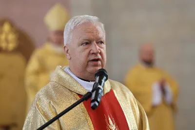 „Eucharystia powinna nas prowadzić do odkrycia kapłańskiej misji Ludu Bożego, kapłańskiej misji każdego z nas” – powiedział Biskup Rzeszowski podczas Mszy Wieczerzy Pańskiej, której przewodniczył w katedrze rzeszowskiej w Wielki Czwartek, 2 kwietnia 2026 r.
Podczas uroczystej liturgii Wielkiego Czwartku w katedrze rzeszowskiej, której przewodniczył bp Jan Wątroba, wierni zostali zaproszeni do refleksji nad tajemnicą Eucharystii, kapłaństwa oraz powołania całego Ludu Bożego do udziału w misji Chrystusa. Na zakończenie homilii biskup zachęcił do szczególnej modlitwy za kapłanów, zwłaszcza tych przeżywających trudności i kryzysy. „Panie Jezu, dobry pasterzu i towarzyszu wędrówki, dziś powierzamy Ci wszystkich kapłanów, ale zwłaszcza tych, którzy przechodzą chwilę kryzysu” – powiedział Biskup Rzeszowski. Wezwał także wspólnotę wiernych do troski o kapłanów poprzez modlitwę, życzliwość i wsparcie.
Wielkoczwartkowa liturgia w katedrze rzeszowskiej stała się nie tylko dziękczynieniem za dar Eucharystii i kapłaństwa, ale także wezwaniem do odnowienia świadomości odpowiedzialności każdego wiernego za życie Kościoła i świadectwo wiary w świecie. fot. ks. Jakub Oczkowicz