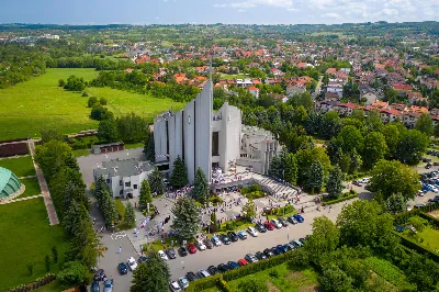 W uroczystość Najświętszego Ciała i Krwi Chrystusa Mszy Świętej w naszej Katedrze przewodniczył ks. proboszcz Krzysztof Gołąbek. Homilię wygłosił ks. Julian Wybraniec - wikariusz katedralny. Po zakończeniu liturgii wyruszyła procesja eucharystyczna do czterech ołtarzy rozmieszczonych wokół Katedry. W roku setnej rocznicy urodzin św. Jana Pawła II każdy z ołtarzy zawierał wizerunek Ojca Świętego i hasła inspirowane encykliką papieża pt. „Ecclesia de Eucharistia”: „Eucharystia sercem świata”, „Żyjemy dzięki Eucharystii”, „Eucharystia tworzy wspólnotę” i „Eucharystia bramą do nieba”. 