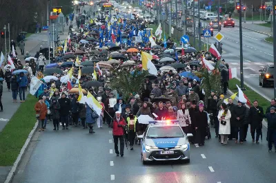 W Niedzielę Palmową (2 kwietnia 2023 r.) odbył się „Marsz modlitewny ze św. Janem Pawłem II”, który rozpoczął się przy Kościele akademickim pw. Św. Jadwigi Królowej. Wśród osób biorących udział w wydarzeniu obecni byli m. in.: Ewa Leniart, wojewoda podkarpacki, Marcin Warchoł, sekretarz stanu w Ministerstwie Sprawiedliwości, a także władze lokalne, samorządowcy, służby mundurowe, przedstawiciele instytucji, szkół, fundacji, stowarzyszeń katolickich, a także kapłani i siostry zakonne.
Uczestnicy udali się do katedry rzeszowskiej, gdzie następnie odbyła się Eucharystia, której przewodniczył bp Jan Wątroba. W liturgii wzięli udział także: abp Edward Nowak, bp Edward Białogłowski, bp Kazimierz Górny, ks. infułat Wiesław Szurek i 25 kapłanów.
W homilii bp Wątroba mówił m. in., iż „ze smutkiem obserwujemy, jak wielu atakuje osobę i nauczanie św. Papieża, powtarzając nieuzasadnione i bezpodstawne oskarżenia i zniewagi. A jeszcze niedawno szczycili się i powoływali na osobiste spotkania, wspólne fotografie, cytowali wypowiedzi. Równie smutne jest to, że czynią to swoi, rodacy. W żadnym innym narodzie nie ma takich złośliwości, agresji i ataków na pamięć o św. Janie Pawle II. Tym bardziej potrzeba naszej jedności i solidarności w przypominaniu Jego świadectwa, Jego słów, gestów i trwałych dzieł”.
„Módlmy się i my za tych, którzy chcą zniszczyć pamięć i dobre imię św. Jana Pawła II, by Pan dał im łaskę opamiętania. A sami z tym większą gorliwością realizujmy program, który nam zostawił w swoim testamencie św. Jan Paweł II Wielki” – zachęcał biskup rzeszowski.
Po Mszy św. wierni wraz z biskupami przeszli do Parku Papieskiego. Tam, modlono się pod pomnikiem św. Jana Pawła II, gdzie złożono kwiaty, zapalono znicze, a także odśpiewano Apel Jasnogórski poprzedzony wspomnieniami o św. Janie Pawle II, które wypowiedział ks. Stanisław Słowik. Modlitwę zakończył śpiew „Barki”. 