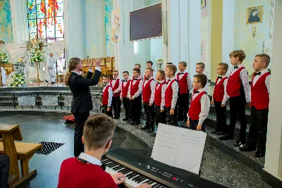 W niedzielę 3.06.2018 r. podczas Mszy Świętej o godz. 12.00 do grona chórzystów Pueri Cantores Resovienses zostało włączonych 16 chłopców.