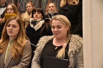 Mszy św. w Środę Popielcową na rozpoczęcie Wielkiego Postu w katedrze rzeszowskiej przewodniczył bp Jan Wątroba. Eucharystię koncelebrowali: ks. Łukasz Cyrnek, ks. Krzysztof Golas, ks. Krzysztof Gołąbek, ks. Sławomir Jeziorski, ks. Dominik Kiełb, ks. Jakub Nagi i ks. Nikodem Rybczyk.
Homilię wygłosił ks. Julian Wybraniec, wikariusz parafii katedralnej. Kaznodzieja w rozważaniu mówił o symbolice popiołu, którym w Środę Popielcową posypuje się głowy uczestników liturgii.
Po homilii odbył się obrzęd wybrania i wpisania imion do księgi katechumenów dwóch kobiet, które, jako dorosłe, przygotowują się do przyjęcia sakramentów inicjacji chrześcijańskiej.
Następnie odbył się obrzęd posypania popiołem.
Podczas Mszy św. posługę muzyczną pełniła Katedralna Schola Liturgiczna. Eucharystia była transmitowana przez Katolickie Radio VIA.
fot. ks. Jakub Oczkowicz