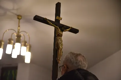 W Katedrze Rzeszowskiej odbyło się nabożeństwo Drogi Krzyżowej, której przewodniczył ks. Paweł Synoś, wikariusz biskupi ds. duchowieństwa. "Dziś sprowadź Mi dusze kapłańskie i zakonne, i zanurz je w niezgłębionym miłosierdziu Moim. One dały Mi moc przetrwania gorzkiej męki; przez nie, jak przez kanały, spływa na ludzkość miłosierdzie Moje." (Dzienniczek 1212) W modlitwie wraz z bp Janem Wątrobą uczestniczyły osoby życia konsekrowanego oraz prezbiterzy posługujący w Diecezji Rzeszowskiej. Nabożeństwo było ofiarowane w intencji wynagrodzenia za grzechy duchowieństwa i osób konsekrowanych, za dusze kapłanów i osób konsekrowanych cierpiące w czyśćcu oraz za tych, którzy odeszli od kapłaństwa i życia zakonnego. Fot. ks. Jakub Oczkowicz