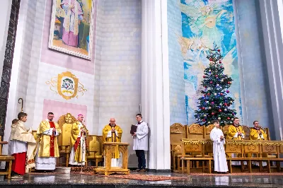 „Jak pasterze z Betlejem pójdźmy z pośpiechem oddać pokłon Nowonarodzonemu Zbawicielowi” – zachęcał bp Jan Wątroba na rozpoczęcie tradycyjnej „Pasterki” sprawowanej w rzeszowskiej katedrze. W uroczystej celebracji otwierającej okres Bożego Narodzenia uczestniczyli przedstawiciele księży, sióstr zakonnych oraz licznie przybyli diecezjanie i parafianie katedralni.
W wigilię uroczystości Bożego Narodzenia w rzeszowskiej katedrze została odprawiona tzw. Msza pasterzy, tradycyjnie zwana „Pasterką”, pod przewodnictwem Bp. Jana Wątroby, Biskupa Rzeszowskiego.
Celebracja rozpoczęła się kolędą „Wśród nocnej ciszy”, po której ks. Julian Wybraniec, wikariusz katedralny, zaśpiewał starożytną „Kalendę”, czyli fragment Martyrologium Rzymskiego mówiący o Narodzeniu Pańskim. Następnie ks. Krzysztof Gołąbek, proboszcz katedry, uroczyście złożył figurę Nowonarodzonego Jezusa w symbolicznej szopce.
W kazaniu Bp Jan Wątroba przypomniał historię i znaczenie teologiczne szopki. Nawiązując do 800. rocznicy zbudowania pierwszej szopki przez św. Franciszka z Asyżu we włoskiej miejscowości Greccio, kaznodzieja mówił: „Jego nauczanie przeniknęło do serc chrześcijan i pozostaje aż do naszych dni jako autentyczna forma zaproponowania na nowo piękna naszej wiary z prostotą (…) Dlaczego żłóbek wzbudza tyle zdziwienia i nas wzrusza? Przede wszystkim dlatego, że ukazuje czułość Boga. On, Stwórca wszechświata, uniża się do naszej małości. (…) W Jezusie Ojciec dał nam brata, który wychodzi, by nas szukać, kiedy jesteśmy zdezorientowani i zatracamy kierunek; wiernego przyjaciela, który jest zawsze blisko nas; dał nam swego Syna, który nam przebacza i podnosi nas z grzechu.”
Biskup Wątroba mówił, że tradycyjny żłóbek jest miejscem przekazywania wiary i doświadczenia Bożej miłości. „Począwszy od dzieciństwa, a następnie w każdym okresie życia uczy nas kontemplować Jezusa, odczuwać miłość Boga do nas, odczuwać i wierzyć, że Bóg jest z nami, a my jesteśmy Nim, wszyscy jako dzieci i bracia dzięki temu Dzieciątku, Synowi Boga i Dziewicy Maryi. I odczuwać, że na tym polega szczęście”.
Na zakończenie, kaznodzieja zachęcał do uważnego wpatrywania się w betlejemski żłóbek, w którym można odkryć kilka prawd o Bogu i o człowieku. To w nim, „Bóg uczy nas człowieczeństwa i zaprasza do udziału w boskiej naturze”, ale także prawdy, że „Bogu i człowiekowi dobrze jest być razem”. – podkreślał bp Wątroba.
Na zakończenie Eucharystii, ks. Krzysztof Gołąbek w imieniu parafii katedralnej złożył życzenia Księdzu Biskupowi oraz wszystkim przybyłym na uroczystość. 

Zdjęcia: Joanna Prasoł