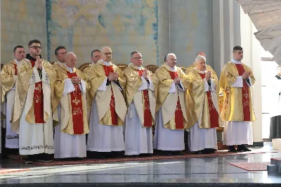 „Eucharystia powinna nas prowadzić do odkrycia kapłańskiej misji Ludu Bożego, kapłańskiej misji każdego z nas” – powiedział Biskup Rzeszowski podczas Mszy Wieczerzy Pańskiej, której przewodniczył w katedrze rzeszowskiej w Wielki Czwartek, 2 kwietnia 2026 r.
Podczas uroczystej liturgii Wielkiego Czwartku w katedrze rzeszowskiej, której przewodniczył bp Jan Wątroba, wierni zostali zaproszeni do refleksji nad tajemnicą Eucharystii, kapłaństwa oraz powołania całego Ludu Bożego do udziału w misji Chrystusa. Na zakończenie homilii biskup zachęcił do szczególnej modlitwy za kapłanów, zwłaszcza tych przeżywających trudności i kryzysy. „Panie Jezu, dobry pasterzu i towarzyszu wędrówki, dziś powierzamy Ci wszystkich kapłanów, ale zwłaszcza tych, którzy przechodzą chwilę kryzysu” – powiedział Biskup Rzeszowski. Wezwał także wspólnotę wiernych do troski o kapłanów poprzez modlitwę, życzliwość i wsparcie.
Wielkoczwartkowa liturgia w katedrze rzeszowskiej stała się nie tylko dziękczynieniem za dar Eucharystii i kapłaństwa, ale także wezwaniem do odnowienia świadomości odpowiedzialności każdego wiernego za życie Kościoła i świadectwo wiary w świecie. fot. ks. Jakub Oczkowicz