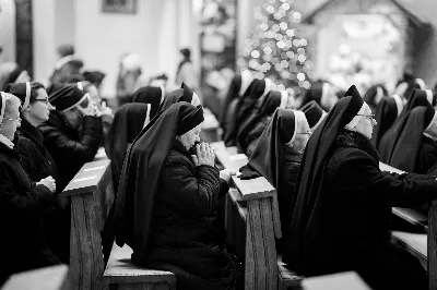 „Nasza wdzięczność jest szczególna wobec osób konsekrowanych za ich czytelne świadectwo wiary i za to, że żyjąc wiarą na co dzień ukazują chrystusowy styl życia” – mówił biskup Jan Wątroba podczas Mszy św. w katedrze rzeszowskiej w święto Ofiarowania Pańskiego. W Eucharystii, z okazji swojego święta patronalnego, uczestniczyły osoby konsekrowane posługujące w diecezji rzeszowskiej.
Mszy św. w katedrze rzeszowskiej przewodniczył bp Jan Wątroba, który modlił się w intencji osób konsekrowanych, przeżywających w święto Ofiarowania Pańskiego (02.02.) swoje święto patronalne. Eucharystię koncelebrował ks. Stanisław Kamiński, wikariusz biskupi ds. zakonnych, a także 9 kapłanów.
Na początku Mszy św. ks. Stanisław Kamiński powitał zebranych i wprowadził w przeżywaną liturgię. Następnie odbył się obrzęd błogosławieństwa świec i procesja z dolnego kościoła do głównej części katedry rzeszowskiej
Homilię wygłosił bp Jan Wątroba, który w pierwszej części, odnosząc się do przeżywanego święta, nawiązał do postawy Matki Najświętszej i św. Józefa. „Maryja uczy nas, że wierność Bogu oznacza wypełnianie prawa Bożego. Ona wypełniła wszystko bez wyjątku. Choć sama nie potrzebowała oczyszczenia, pozostała jednak posłuszna prawu. Skromna, prosta, uboga kobieta, poddana Bogu. W postawie Maryi i Józefa można dostrzec piękną lekcję dla rodziców i wychowawców. Rodzice powinni przedstawiać, czyli zawierzać swoje dzieci Panu Bogu. To jest gest wdzięczności wobec Stwórcy, a także znak wielkiej pokory wobec niełatwej misji rodzicielskiej i wychowawczej. Pełny rozwój człowieka dokonuje się dzięki Bożej łasce, a rodzice powinni się czuć narzędziem Bożej łaski, dlatego powinni często błogosławić swoje dzieci, modlić się za nie i z nimi oraz wciąż na nowo zawierzać je Panu Bogu” – mówił bp Wątroba.
Biskup Rzeszowski odnosząc się do obchodzonego Dnia życia konsekrowanego powiedział: „Trzy elementy wspólnoty: słowo, wierność i otwarcie na Ducha Świętego stanowią istotę życia każdej osoby konsekrowanej. Rozważać słowo Boże, trwać wiernie na modlitwie i być otwartym na to, co Duch Święty chce nam powiedzieć, to wypełnić powołanie do życia konsekrowanego, a jednocześnie wyznać wiarę w Kościół Chrystusowy. Nasza wdzięczność jest szczególna wobec osób konsekrowanych za ich czytelne świadectwo wiary i za to, że żyjąc wiarą na co dzień ukazują chrystusowy styl życia. Towarzyszą nam przez swoją pełną zatroskania miłosierną obecność, ale także przez milczącą obecność przepełnioną modlitwą w intencjach Kościoła, świata, a także poszczególnych osób i wspólnot”.
Po homilii osoby konsekrowane zgromadzone w katedrze odnowiły swoje przyrzeczenia.
Na zakończenie liturgii s. Agata Jakieła CSFN, referentka diecezjalna ds. życia konsekrowanego, podziękowała bp. Janowi Wątrobie za przewodniczenie liturgii i modlitwę w intencji osób życia konsekrowanego.
W Eucharystii w rzeszowskiej katedrze uczestniczyło prawie 100 osób życia konsekrowanego, a pośród nich ojcowie i bracia zakonni, siostry zakonne, wdowy i dziewice konsekrowane oraz członkowie instytutów świeckich. Śpiewy podczas liturgii wykonała Katedralna Schola Liturgiczna pod dyrekcją ks. Juliana Wybrańca, a przy organach zasiadł katedralny organista – Wiesław Siewierski. 

fot. Jola Warchoł