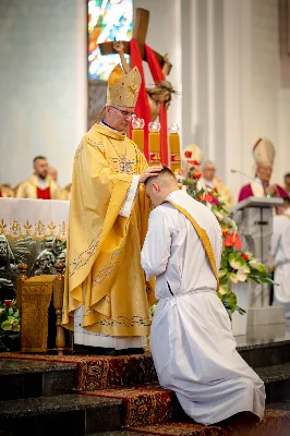 „Na swoje życie i swoje kapłaństwo trzeba popatrzeć w świetle Bożej miłości. Inaczej go nie pojmiemy ani my, ani ci, którzy będą na nas patrzeć” – mówił bp Jan Wątroba podczas Mszy św. z udzieleniem święceń prezbiteratu. 4 czerwca 2022 r. w kościele katedralnym jedenastu diakonów diecezji rzeszowskiej przyjęło sakrament kapłaństwa.
Do grona neoprezbiterów diecezji rzeszowskiej należą: ks. Sebastian Bełz z parafii w Nienadówce, ks. Krzysztof Lampart z parafii w Rudnej Wielkiej, ks. Mateusz Łachmanek z parafii w Lipinkach, ks. Karol Migut z parafii w Jasionce, ks. Marcin Murawski z parafii katedralnej w Rzeszowie, ks. Adrian Pazdan z parafii w Zagorzycach, ks. Tomasz Sienicki z parafii w Bieździedzy, ks. Dominik Świeboda z parafii w Palikówce, ks. Piotr Wąsacz z parafii bł. Władysława Findysza w Rzeszowie, ks. Mateusz Wojtuń z parafii w Święcanach oraz ks. Wiktor Zoła z parafii w Cieklinie.
Mszy św. przewodniczył i święceń udzielił bp Jan Wątroba. Eucharystię koncelebrowało około osiemdziesięciu księży, m.in: przełożeni Wyższego Seminarium Duchownego w Rzeszowie oraz proboszczowie i wikariusze z parafii rodzinnych neoprezbiterów. W Mszy św. uczestniczył abp Edward Nowak, bp Kazimierz Górny i bp Edward Białogłowski.
Zebranych w kościele katedralnym powitał ks. Krzysztof Gołąbek, proboszcz parafii.
W homilii bp Jan Wątroba nawiązał do słów z Ewangelii według św. Jana w których Chrystus tłumaczy co to znaczy być dobrym pasterzem. „Być kapłanem w Kościele Chrystusowym to znaczy mieć udział w Jego pasterskiej misji i stale upodabniać się do Dobrego Pasterza, który zna owce, karmi je, broni i jest gotów oddać życie dla ich dobra” – mówił hierarcha.
Po homilii odbył się obrzędy święceń: przyrzeczenie czci i posłuszeństwa Biskupowi Ordynariuszowi, Litania do Wszystkich Świętych podczas której kandydaci leżeli krzyżem, nałożenie rąk, modlitwa święceń oraz namaszczenie rąk krzyżmem i wręczenie chleba i wina. Podczas Liturgii Eucharystycznej nowo wyświęceni po raz pierwszy wyciągnęli dłonie nad chlebem i winem wypowiadając słowa konsekracji.
Na zakończenie Mszy św. ks. Tomasz Sienicki, podziękował w imieniu nowo wyświęconych wszystkim, którzy przyczynili się do przygotowania ich do kapłaństwa. Słowa wdzięczności, m.in. przełożonym Wyższego Seminarium Duchownego w Rzeszowie i rodzicom neoprezbiterów, wypowiedział bp Jan Wątroba. 
W drodze do zakrystii neoprezbiterzy zatrzymali się przy figurze Matki Bożej Fatimskiej zawierzając swoje kapłaństwo Matce Bożej.
W niedzielę, 5 czerwca, w Uroczystość Zesłania Ducha Świętego, neoprezbiterzy będą sprawować w swoich rodzinnych parafiach uroczyste Msze św. prymicyjne, a w najbliższych tygodniach otrzymają skierowania do parafii.

Fot. ks. Jakub Nagi oraz biala-wrona.pl
