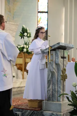 Maj to dla wielu najpiękniejszy miesiąc w roku. W liturgii Kościoła szczególnie wtedy czcimy Maryję oraz radujemy się ze Zmartwychwstania Pańskiego. W niedzielę 8 maja w naszej Katedrze dzieci z klas III doświadczyły równie wielkiej radości po raz pierwszy w pełni uczestnicząc we Mszy Świętej. To niezwykłe spotkanie z Chrystusem w Komunii Świętej zostało poprzedzone przygotowaniem poprzez katechezy w szkole i spotkania w parafii, a także spowiedzią. Poprzez niedzielne Eucharystie o godz. 12.00 i 13.30 celebrowane przez ks. Krzysztofa Gołąbka, proboszcza naszej Katedry, 88 dzieci rozpoczęło wielką przygodę z Jezusem ukrytym w Najświętszym Sakramencie. Towarzyszyli im rodzice, którzy wraz ze swoimi dziećmi przygotowywali się do tego wydarzenia, a także najbliższa rodzina. Posługę w liturgii Mszy Świętej pełniły dzieci pierwszokomunijne oraz ich rodzice.
Wielka radość serc dzieci komunijnych promieniowała na wszystkich uczestników Mszy Świętej i przypominała zebranym na liturgii, że spotkanie z Jezusem Eucharystycznym to przywilej i wielkie szczęście. Czas tej wielkiej radości został przedłużony przez „Biały Tydzień”, w którym dzieci uczestniczyły w wieczornej Eucharystii, przyjmując Jezusa do swoich serc. 

Wszystkim dzieciom, które w tym roku przeżywały swoją Pierwszą Komunię Świętą, życzymy, aby nie gasł w nich zapał do poznawania Jezusa i Jego nauki, a radość, jaka towarzyszyła tym dniom, była nieodłączną towarzyszką ich spotkań z Jezusem w Eucharystii. A s. Julicie i ks. Julianowi dziękujemy za serce włożone w przygotowanie dzieci do tego wielkiego wydarzenia.

fot. Paweł Styka