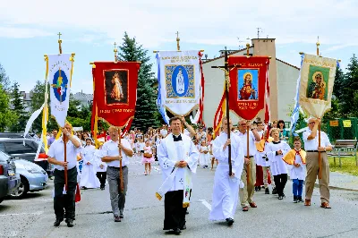 W czwartek w Uroczystość Najświętszego Ciała i Krwi Pańskiej (Boże Ciało) Msza Święta parafialna o godz. 12.00 była sprawowana na osiedlu Drabinianka na placu zieleni między ul. Graniczną i Zieloną. Dziękujemy parafianom za zaangażowanie i pomoc w przygotowaniu ołtarzy: - Ołtarz Mszy Świętej - Spółdzielnia Mieszkaniowa Metalowiec i mieszkańcy ul. Zielonej. - I ołtarz przy kapliczce Matki Bożej Fatimskiej – mieszkańcy bloku ul. Cicha 9. - II ołtarz przy Akademikach – mieszkańcy bloków ul. Cicha 3 i 7. - III ołtarz przed „Energetykiem” mieszkańcy bloku Kwiatkowskiego 5. - IV ołtarz obok bloków ul. Graniczna 4a i 4b – mieszkańcy tychże bloków.  fot. Andrzej Kotowicz