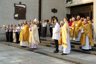 W piątek (11 czerwca) obchodziliśmy Uroczystość Najświętszego Serca Pana Jezusa - nasz odpust parafialny. Dziękujemy za tak liczny udział! Kazania odpustowe wygłosił ks. dziekan Krzysztof Szopa, proboszcz parafii Osobnica, były wikariusz naszej parafii. O godz. 18.00 uroczystej Mszy Świętej przewodniczył bp Jan Ozgi z Kamerunu (wikariusz katedralny w latach 1981-1985). Podczas Mszy Świętej zaśpiewał Katedralny Chór Chłopięco-Męski Pueri Cantores Resovienses i zagrała orkiestra dęta.  fot. Joanna Prasoł