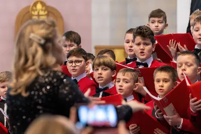 W niedzielę 22 stycznia 2023 r. podczas Mszy Świętej o godz. 12.00 posługę muzyczną podjął nasz Katedralny Chór Chłopięco-Męski „Pueri Cantores Resovienses” pod dyrekcją Edyty Kotuli oraz Angeliki Pacuty. Po Eucharystii miał miejsce koncert Chóru, w którego programie znalazł się bogaty repertuar kolęd, pastorałek i bożonarodzeniowych pieśni. 
Podczas koncertu wystąpili gościnnie: sopranistka – Katarzyna Bembenek wraz z akompaniatorem – Grzegorzem Mazurem oraz skrzypek Paweł Dubiel, któremu towarzyszył chórzysta i pianista – Maksymilian Rogóż.
fot. Joanna Prasoł
