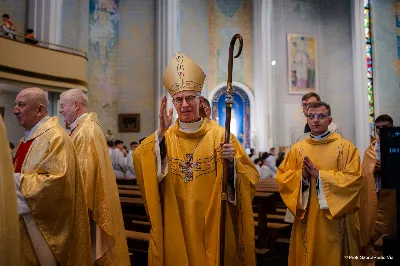 W Wielki Czwartek o godz. 10.00 w naszej Katedrze bp Jan Wątroba przewodniczył Mszy Krzyżma. Jest ona wyrazem jedności i wspólnoty duchowieństwa diecezji. Podczas tej Mszy Świętej biskup poświęcił olej chorych, katechumenów oraz olej krzyżma. Księża koncelebrujący z biskupem Eucharystię odnowili przyrzeczenia kapłańskie. W koncelebrze wzięli udział bp Kazimierz Górny, bp Edward Białogłowski oraz ponad 200 kapłanów z całej diecezji. W Eucharystii wzięli również udział licznie zebrani ministranci, lektorzy, animatorzy, ceremoniarze, członkowie scholi parafialnych i dziewczęcej służby maryjnej. Podczas Mszy Świętej zaśpiewał chór męski pod dyrekcją ks. Andrzeja Widaka. Przy organach zasiadł ks. Julian Wybraniec. fot. Piotr Szorc