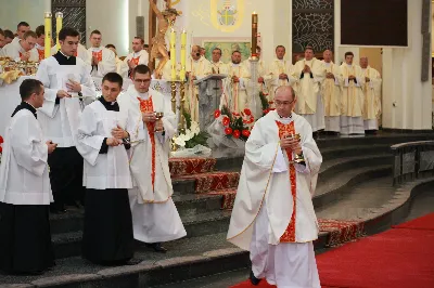 Z pomocą Pana Boga i naszego Zbawiciela, Jezusa Chrystusa, wybieramy tych naszych braci do stanu prezbiteratu”. Tymi słowami, zawartymi w obrzędach święceń, 26 maja br. bp Kazimierz Górny przyjął do grona kapłanów siedemnastu diakonów z Wyższego Seminarium Duchownego w Rzeszowie.
Uroczystą Mszę św. z udzieleniem sakramentu święceń koncelebrowało 110 kapłanów. W homilii Ksiądz Biskup spośród wielu cech, którymi powinien odznaczać się kapłan, wyróżnił wierność Chrystusowi. Odniósł się do obecnych realiów, w których przyjdzie posługiwać neoprezbiterom, a wobec nowych wymagań współczesności, Ksiądz Biskup postawił im za wzór postacie św. Józefa Sebastiana Pelczara oraz błogosławionych kapłanów pochodzących z terenu naszej diecezji: Jana Balickiego, Władysława Findysza, Romana Sitko i Józefa Kowalskiego.
Obrzędy święceń rozpoczęły się po homilii. Najpierw diakoni złożyli przyrzeczenie czci i posłuszeństwa wobec biskupa i jego następców. Następnie wszyscy zgromadzeni, śpiewając Litanię do Wszystkich Świętych, prosili o wylanie Ducha Świętego na kandydatów do prezbiteratu, którzy w tym momencie modlili się leżąc krzyżem. Kluczowym momentem liturgii święceń było nałożenie rąk na głowy diakonów przez Księdza Biskupa i prezbiterów oraz odmówienie modlitwy konsekracyjnej. Od tej chwili diecezja rzeszowska wzbogaciła się o nowych siedemnastu kapłanów, którzy po raz pierwszy celebrowali Eucharystię ze swoim biskupem. Po jej zakończeniu, powierzyli całe swoje kapłańskie życie opiece Maryi - Matce kapłanów.
Dzień święceń kapłańskich jest uroczystością dla całej diecezji. Bowiem tych siedemnastu nowych księży, którzy poświęcili całe swoje życie na ofiarną służbę Bogu, Kościołowi i Ojczyźnie, stanowi wyjątkowo radosny prezent nie tylko dla ich Matek, które obchodziły tego dnia swoje święto, ale są oni darem dla całego Kościoła i diecezji rzeszowskiej, w której będą posługiwać. Neoprezbiterzy pod koniec czerwca otrzymają skierowanie na zastępstwa w parafiach diecezji, a od końca sierpnia rozpoczną pracę jako wikariusze na swoich pierwszych placówkach.

Święcenia przyjęli:

ks. Grzegorz Białoń z Małastowa
ks. Wojciech Chrostowski z Gorlic (Fara)
ks. Mirosław Dziadosz z Jasła (Chrystus Król)
ks. Paweł Gąsior z Rożnowic
ks. Mirosław Głowacki z Chmielowa (diec. sandomierska)
ks. Damian Jacek z Czudca
ks. Mirosław Kardaś ze Strzyżowa (św. J. S. Pelczara)
ks. Tomasz Kołodziej z Trzebosi
ks. Filip Mikuła z Rzeszowa (Katedra)
ks. Mateusz Mycek z Sędziszowa Małopolskiego (Fara)
ks. Marcin Pokrywka z Przeworska (Ojcowie Bernardyni, diec. przemyska)
ks. Nikodem Rybczyk z Gorlic (Fara)
ks. Tomasz Ryczek z Turzy (diec. tarnowska)
ks. Paweł Sikora z Rzeszowa (Zwięczyca - św. Józefa)
ks. Krzysztof Wilczkiewicz z Gorlic (Glinik)
ks. Tomasz Wójcik z Niewodnej
ks. Julian Wybraniec z Rzeszowa (św. Rocha)