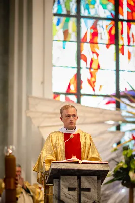 „Na swoje życie i swoje kapłaństwo trzeba popatrzeć w świetle Bożej miłości. Inaczej go nie pojmiemy ani my, ani ci, którzy będą na nas patrzeć” – mówił bp Jan Wątroba podczas Mszy św. z udzieleniem święceń prezbiteratu. 4 czerwca 2022 r. w kościele katedralnym jedenastu diakonów diecezji rzeszowskiej przyjęło sakrament kapłaństwa.
Do grona neoprezbiterów diecezji rzeszowskiej należą: ks. Sebastian Bełz z parafii w Nienadówce, ks. Krzysztof Lampart z parafii w Rudnej Wielkiej, ks. Mateusz Łachmanek z parafii w Lipinkach, ks. Karol Migut z parafii w Jasionce, ks. Marcin Murawski z parafii katedralnej w Rzeszowie, ks. Adrian Pazdan z parafii w Zagorzycach, ks. Tomasz Sienicki z parafii w Bieździedzy, ks. Dominik Świeboda z parafii w Palikówce, ks. Piotr Wąsacz z parafii bł. Władysława Findysza w Rzeszowie, ks. Mateusz Wojtuń z parafii w Święcanach oraz ks. Wiktor Zoła z parafii w Cieklinie.
Mszy św. przewodniczył i święceń udzielił bp Jan Wątroba. Eucharystię koncelebrowało około osiemdziesięciu księży, m.in: przełożeni Wyższego Seminarium Duchownego w Rzeszowie oraz proboszczowie i wikariusze z parafii rodzinnych neoprezbiterów. W Mszy św. uczestniczył abp Edward Nowak, bp Kazimierz Górny i bp Edward Białogłowski.
Zebranych w kościele katedralnym powitał ks. Krzysztof Gołąbek, proboszcz parafii.
W homilii bp Jan Wątroba nawiązał do słów z Ewangelii według św. Jana w których Chrystus tłumaczy co to znaczy być dobrym pasterzem. „Być kapłanem w Kościele Chrystusowym to znaczy mieć udział w Jego pasterskiej misji i stale upodabniać się do Dobrego Pasterza, który zna owce, karmi je, broni i jest gotów oddać życie dla ich dobra” – mówił hierarcha.
Po homilii odbył się obrzędy święceń: przyrzeczenie czci i posłuszeństwa Biskupowi Ordynariuszowi, Litania do Wszystkich Świętych podczas której kandydaci leżeli krzyżem, nałożenie rąk, modlitwa święceń oraz namaszczenie rąk krzyżmem i wręczenie chleba i wina. Podczas Liturgii Eucharystycznej nowo wyświęceni po raz pierwszy wyciągnęli dłonie nad chlebem i winem wypowiadając słowa konsekracji.
Na zakończenie Mszy św. ks. Tomasz Sienicki, podziękował w imieniu nowo wyświęconych wszystkim, którzy przyczynili się do przygotowania ich do kapłaństwa. Słowa wdzięczności, m.in. przełożonym Wyższego Seminarium Duchownego w Rzeszowie i rodzicom neoprezbiterów, wypowiedział bp Jan Wątroba. 
W drodze do zakrystii neoprezbiterzy zatrzymali się przy figurze Matki Bożej Fatimskiej zawierzając swoje kapłaństwo Matce Bożej.
W niedzielę, 5 czerwca, w Uroczystość Zesłania Ducha Świętego, neoprezbiterzy będą sprawować w swoich rodzinnych parafiach uroczyste Msze św. prymicyjne, a w najbliższych tygodniach otrzymają skierowania do parafii.

Fot. ks. Jakub Nagi oraz biala-wrona.pl
