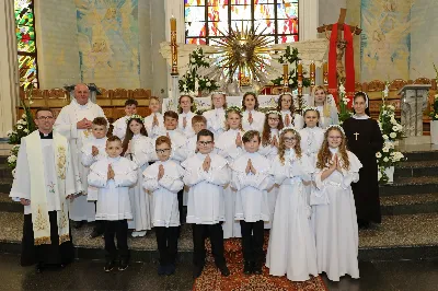 Maj to dla wielu najpiękniejszy miesiąc w roku. W liturgii Kościoła szczególnie wtedy czcimy Maryję oraz radujemy się ze Zmartwychwstania Pańskiego. W niedzielę 8 maja w naszej Katedrze dzieci z klas III doświadczyły równie wielkiej radości po raz pierwszy w pełni uczestnicząc we Mszy Świętej. To niezwykłe spotkanie z Chrystusem w Komunii Świętej zostało poprzedzone przygotowaniem poprzez katechezy w szkole i spotkania w parafii, a także spowiedzią. Poprzez niedzielne Eucharystie o godz. 12.00 i 13.30 celebrowane przez ks. Krzysztofa Gołąbka, proboszcza naszej Katedry, 88 dzieci rozpoczęło wielką przygodę z Jezusem ukrytym w Najświętszym Sakramencie. Towarzyszyli im rodzice, którzy wraz ze swoimi dziećmi przygotowywali się do tego wydarzenia, a także najbliższa rodzina. Posługę w liturgii Mszy Świętej pełniły dzieci pierwszokomunijne oraz ich rodzice.
Wielka radość serc dzieci komunijnych promieniowała na wszystkich uczestników Mszy Świętej i przypominała zebranym na liturgii, że spotkanie z Jezusem Eucharystycznym to przywilej i wielkie szczęście. Czas tej wielkiej radości został przedłużony przez „Biały Tydzień”, w którym dzieci uczestniczyły w wieczornej Eucharystii, przyjmując Jezusa do swoich serc. 

Wszystkim dzieciom, które w tym roku przeżywały swoją Pierwszą Komunię Świętą, życzymy, aby nie gasł w nich zapał do poznawania Jezusa i Jego nauki, a radość, jaka towarzyszyła tym dniom, była nieodłączną towarzyszką ich spotkań z Jezusem w Eucharystii. A s. Julicie i ks. Julianowi dziękujemy za serce włożone w przygotowanie dzieci do tego wielkiego wydarzenia.

fot. Paweł Styka