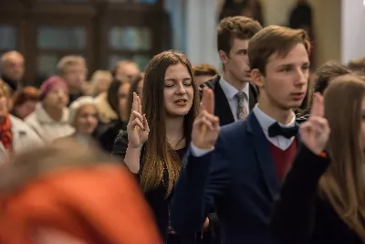 Uroczystość Chrystusa Króla to także święto Akcji Katolickiej i KSM-u. Centralnej uroczystości w Katedrze przewodniczył biskup diecezjalny Jan Wątroba. Eucharystię koncelebrowało 25 księży, wśród nich ks. Stanisław Potera – asystent diecezjalny AK i ks. Tomasz Ryczek – asystent diecezjalny KSM. Po wyznaniu wiary 88 młodych osób złożyło przyrzeczenie Katolickiego Stowarzyszenia Młodzieży. Obrzęd przyrzeczenia prowadził Paweł Grodzki – prezes KSM Diecezji Rzeszowskiej. Ceremonia zakończyła się odśpiewaniem hymnu KSM i zawołaniem: „Przez cnotę, naukę i pracę, służyć Bogu i Ojczyźnie, Gotów!”

Po Komunii św. bp Jan Wątroba, razem z ks. Stanisławem Poterą, wręczył nominacje 20 nowym prezesom oddziałów parafialnych Akcji Katolickiej. Krótkie przemówienia wypowiedzieli kolejno: Jeremi Kalkowski – prezes Zarządu Diecezjalnego Instytutu AK i Paweł Grodzki.

Po Komunii św. wszyscy zebrani uklękli przed Najświętszym Sakramentem. Biskup Ordynariusz odczytał Jubileuszowy Akt Przyjęcia Jezusa Chrystusa za Króla i Pana.

Po Mszy św. bp Jan Wątroba wręczył odznaki i legitymacje nowym członkom KSM.

fot. Fotografiarzeszow