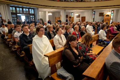 „Na swoje życie i swoje kapłaństwo trzeba popatrzeć w świetle Bożej miłości. Inaczej go nie pojmiemy ani my, ani ci, którzy będą na nas patrzeć” – mówił bp Jan Wątroba podczas Mszy św. z udzieleniem święceń prezbiteratu. 4 czerwca 2022 r. w kościele katedralnym jedenastu diakonów diecezji rzeszowskiej przyjęło sakrament kapłaństwa.
Do grona neoprezbiterów diecezji rzeszowskiej należą: ks. Sebastian Bełz z parafii w Nienadówce, ks. Krzysztof Lampart z parafii w Rudnej Wielkiej, ks. Mateusz Łachmanek z parafii w Lipinkach, ks. Karol Migut z parafii w Jasionce, ks. Marcin Murawski z parafii katedralnej w Rzeszowie, ks. Adrian Pazdan z parafii w Zagorzycach, ks. Tomasz Sienicki z parafii w Bieździedzy, ks. Dominik Świeboda z parafii w Palikówce, ks. Piotr Wąsacz z parafii bł. Władysława Findysza w Rzeszowie, ks. Mateusz Wojtuń z parafii w Święcanach oraz ks. Wiktor Zoła z parafii w Cieklinie.
Mszy św. przewodniczył i święceń udzielił bp Jan Wątroba. Eucharystię koncelebrowało około osiemdziesięciu księży, m.in: przełożeni Wyższego Seminarium Duchownego w Rzeszowie oraz proboszczowie i wikariusze z parafii rodzinnych neoprezbiterów. W Mszy św. uczestniczył abp Edward Nowak, bp Kazimierz Górny i bp Edward Białogłowski.
Zebranych w kościele katedralnym powitał ks. Krzysztof Gołąbek, proboszcz parafii.
W homilii bp Jan Wątroba nawiązał do słów z Ewangelii według św. Jana w których Chrystus tłumaczy co to znaczy być dobrym pasterzem. „Być kapłanem w Kościele Chrystusowym to znaczy mieć udział w Jego pasterskiej misji i stale upodabniać się do Dobrego Pasterza, który zna owce, karmi je, broni i jest gotów oddać życie dla ich dobra” – mówił hierarcha.
Po homilii odbył się obrzędy święceń: przyrzeczenie czci i posłuszeństwa Biskupowi Ordynariuszowi, Litania do Wszystkich Świętych podczas której kandydaci leżeli krzyżem, nałożenie rąk, modlitwa święceń oraz namaszczenie rąk krzyżmem i wręczenie chleba i wina. Podczas Liturgii Eucharystycznej nowo wyświęceni po raz pierwszy wyciągnęli dłonie nad chlebem i winem wypowiadając słowa konsekracji.
Na zakończenie Mszy św. ks. Tomasz Sienicki, podziękował w imieniu nowo wyświęconych wszystkim, którzy przyczynili się do przygotowania ich do kapłaństwa. Słowa wdzięczności, m.in. przełożonym Wyższego Seminarium Duchownego w Rzeszowie i rodzicom neoprezbiterów, wypowiedział bp Jan Wątroba. 
W drodze do zakrystii neoprezbiterzy zatrzymali się przy figurze Matki Bożej Fatimskiej zawierzając swoje kapłaństwo Matce Bożej.
W niedzielę, 5 czerwca, w Uroczystość Zesłania Ducha Świętego, neoprezbiterzy będą sprawować w swoich rodzinnych parafiach uroczyste Msze św. prymicyjne, a w najbliższych tygodniach otrzymają skierowania do parafii.

Fot. ks. Jakub Nagi oraz biala-wrona.pl
