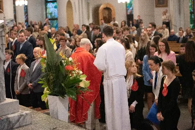 9 kwietnia w Katedrze 42 młodych osób z parafii katedralnej oraz 14 parafii Matki Bożej Częstochowskiej w Rzeszowie (Drabinianka) otrzymało sakrament bierzmowania, którego udzielił bp Jan Wątroba.
Przygotowania młodzieży trwały 2 lata, a odbywały się pod okiem ks. Krzysztofa, ks. Pawła, ks. Szczepana, s. Ewy oraz pani Agnieszki i obejmowały m.in. katechezy, spotkania formacyjne, a także przystąpienie do sakramentu pokuty. We wtorkowy wieczór kandydaci wraz ze swoimi świadkami, rodzicami, chrzestnymi czy też dziadkami zgromadzili się w Katedrze, by prosić o dary Ducha Świętego, umacniające w mężnym wyznawaniu wiary i postępowaniu według jej zasad.
Wszystkich zgromadzonych w świątyni przywitał ks. Krzysztof Gołąbek – proboszcz parafii katedralnej. Mszę Świętą koncelebrowali także ks. Tadeusz Pindara – proboszcz parafii Matki Bożej Częstochowskiej oraz kapłani posługujący w obydwu parafiach.
Następnie prośbę o udzielenie sakramentu bierzmowania zgromadzonym młodym oraz o modlitwę skierowali do Księdza Biskupa rodzice kandydatów.
W homilii bp Jan zachęcił młodych, aby w tym wyjątkowym dniu obrali Ducha Świętego za życiowego przewodnika towarzszącego im przy ważnych wyborach czy podchodzeniu do egzaminów – także tych życiowych. Wyjaśnił również znaczenie imienia Ducha Świętego – Paraklet – które tłumaczone z jęz. greckiego oznacza obrońcę, adwokata – nigdy prokuratora, nawet nie sędziego.
Będziecie moimi świadkami, gdy was umocni Duch Święty – mówi Pan Jezus. Niech nie będzie niedzieli i uroczystości bez udziału we Mszy Świętej – to jest moment dawania świadectwa. Właśnie przez zaangażowane, pełne uczestnictwo w najpiękniejszej modlitwie, jaką ma Kościół, czyli w Mszy Świętej, zdacie egzamin ze swojej dojrzałości chrześcijańskiej.
Na koniec celebrans odwołał się do obchodzonej poprzedniego dnia Uroczystości Zwiastowania Pańskiego i postawy Maryi wobec planu Bożego w Jej życiu oraz drogi, przez którą prowadził Ją Duch Święty. Podkreślił, że właśnie Maryja uczy, jak być uczennicą Ducha Świętego.
Po homilii miało miejsce odnowienie przyrzeczeń chrzcielnych. Następnie odbyła się najważniejsza część uroczystości – modlitwa Księdza Biskupa oraz namaszczenie krzyżmem każdego kandydata.
Sakrament bierzmowania jest koniecznym dopełnieniem sakramentu chrztu i wiąże się również z obraniem konkretnego patrona, którego życie i przymioty są wzorem dla młodego człowieka otrzymującego Ducha Świętego. Kandydat do bierzmowania ma więc okazję wybrać sobie świętego czy błogosławionego, którego droga do świętości najbardziej go zachwyciła. Może być to patron, którego imię nosi już od chrztu; może też wybrać sobie drugiego patrona. 
W związku z tym podczas namaszczenia krzyżmem biskup zwraca się do bierzmowanego nowo wybranym imieniem.
Po liturgii sakramentu bierzmowania miała miejsce modlitwa powszechna i liturgia eucharystyczna. Na koniec młodzi złożyli podziękowania Księdzu Biskupowi, Księżom Proboszczom oraz wszystkim, którzy poprzez swój wkład, posługę i zaangażowanie przyczynili się do przygotowania oraz przeżycia tej wyjątkowej uroczystości. Pamiątką było wspólne zdjęcie po zakończonej Mszy Świętej.
Posługę muzyczną w czasie uroczystości pełniła Katedralna Schola Liturgiczna pod dyrekcją ks. Juliana Wybrańca.

fot. Leszek Drzał
