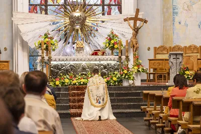 W poniedziałek 13 czerwca miało miejsce kolejne w tym roku uroczyste Nabożeństwo Fatimskie. O godz. 18.40 zostały przedstawione prośby i podziękowania do Matki Bożej Fatimskiej, w intencji których sprawowana była także Msza Święta o godz. 19.00. Eucharystii przewodniczył i homilię wygłosił ks. Tadeusz Pindara. Po Mszy Świętej ks. Tomasz Bać wraz z parafianami parafii Bożego Miłosierdzia przewodniczyli modlitwie różańcowej przy figurze Matki Bożej Fatimskiej. Nabożeństwo zakończył Apel Jasnogórski. Dziękujemy parafii pw. Matki Bożej Częstochowskiej w Rzeszowie (Drabinianka) za przygotowanie liturgii oraz parafii pw. Miłosierdzia Bożego (Biała) za prowadzenie modlitwy różańcowej. fot. Joanna Prasoł