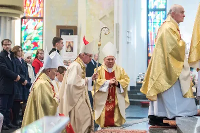 Uroczystość Chrystusa Króla to także święto Akcji Katolickiej i KSM-u. Centralnej uroczystości w Katedrze przewodniczył biskup diecezjalny Jan Wątroba. Eucharystię koncelebrowało 25 księży, wśród nich ks. Stanisław Potera – asystent diecezjalny AK i ks. Tomasz Ryczek – asystent diecezjalny KSM. Po wyznaniu wiary 88 młodych osób złożyło przyrzeczenie Katolickiego Stowarzyszenia Młodzieży. Obrzęd przyrzeczenia prowadził Paweł Grodzki – prezes KSM Diecezji Rzeszowskiej. Ceremonia zakończyła się odśpiewaniem hymnu KSM i zawołaniem: „Przez cnotę, naukę i pracę, służyć Bogu i Ojczyźnie, Gotów!”

Po Komunii św. bp Jan Wątroba, razem z ks. Stanisławem Poterą, wręczył nominacje 20 nowym prezesom oddziałów parafialnych Akcji Katolickiej. Krótkie przemówienia wypowiedzieli kolejno: Jeremi Kalkowski – prezes Zarządu Diecezjalnego Instytutu AK i Paweł Grodzki.

Po Komunii św. wszyscy zebrani uklękli przed Najświętszym Sakramentem. Biskup Ordynariusz odczytał Jubileuszowy Akt Przyjęcia Jezusa Chrystusa za Króla i Pana.

Po Mszy św. bp Jan Wątroba wręczył odznaki i legitymacje nowym członkom KSM.

fot. Fotografiarzeszow