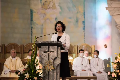 W poniedziałek 18 maja o godz. 18.00 w naszej Katedrze miało miejsce dziękczynienie w stulecie urodzin Karola Wojtyły – św. Jana Pawła II. W tym dniu dziękowaliśmy również i modliliśmy się w intencji naszych Księży Biskupów: Jana – z racji 20. rocznicy sakry biskupiej oraz Kazimierza – z racji 60. rocznicy święceń kapłańskich, a także w intencji naszego Księdza Infułata Stanisława w 60. rocznicę święceń kapłańskich. Eucharystii przewodniczył bp Jan Wątroba. Mszę św. koncelebrowali: bp Kazimierz Górny, bp Edward Białogłowski, infułaci: ks. Stanisław Mac i ks. Wiesław Szurek, księża dziekani oraz duchowni z różnych instytucji diecezji rzeszowskiej.  W Mszy św. uczestniczyły władze państwowe i samorządowe oraz służby mundurowe. fot. Dariusz Kamiński (fotografiarzeszow.com.pl)