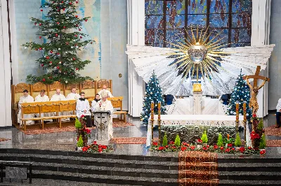 „Nasza wdzięczność jest szczególna wobec osób konsekrowanych za ich czytelne świadectwo wiary i za to, że żyjąc wiarą na co dzień ukazują chrystusowy styl życia” – mówił biskup Jan Wątroba podczas Mszy św. w katedrze rzeszowskiej w święto Ofiarowania Pańskiego. W Eucharystii, z okazji swojego święta patronalnego, uczestniczyły osoby konsekrowane posługujące w diecezji rzeszowskiej.
Mszy św. w katedrze rzeszowskiej przewodniczył bp Jan Wątroba, który modlił się w intencji osób konsekrowanych, przeżywających w święto Ofiarowania Pańskiego (02.02.) swoje święto patronalne. Eucharystię koncelebrował ks. Stanisław Kamiński, wikariusz biskupi ds. zakonnych, a także 9 kapłanów.
Na początku Mszy św. ks. Stanisław Kamiński powitał zebranych i wprowadził w przeżywaną liturgię. Następnie odbył się obrzęd błogosławieństwa świec i procesja z dolnego kościoła do głównej części katedry rzeszowskiej
Homilię wygłosił bp Jan Wątroba, który w pierwszej części, odnosząc się do przeżywanego święta, nawiązał do postawy Matki Najświętszej i św. Józefa. „Maryja uczy nas, że wierność Bogu oznacza wypełnianie prawa Bożego. Ona wypełniła wszystko bez wyjątku. Choć sama nie potrzebowała oczyszczenia, pozostała jednak posłuszna prawu. Skromna, prosta, uboga kobieta, poddana Bogu. W postawie Maryi i Józefa można dostrzec piękną lekcję dla rodziców i wychowawców. Rodzice powinni przedstawiać, czyli zawierzać swoje dzieci Panu Bogu. To jest gest wdzięczności wobec Stwórcy, a także znak wielkiej pokory wobec niełatwej misji rodzicielskiej i wychowawczej. Pełny rozwój człowieka dokonuje się dzięki Bożej łasce, a rodzice powinni się czuć narzędziem Bożej łaski, dlatego powinni często błogosławić swoje dzieci, modlić się za nie i z nimi oraz wciąż na nowo zawierzać je Panu Bogu” – mówił bp Wątroba.
Biskup Rzeszowski odnosząc się do obchodzonego Dnia życia konsekrowanego powiedział: „Trzy elementy wspólnoty: słowo, wierność i otwarcie na Ducha Świętego stanowią istotę życia każdej osoby konsekrowanej. Rozważać słowo Boże, trwać wiernie na modlitwie i być otwartym na to, co Duch Święty chce nam powiedzieć, to wypełnić powołanie do życia konsekrowanego, a jednocześnie wyznać wiarę w Kościół Chrystusowy. Nasza wdzięczność jest szczególna wobec osób konsekrowanych za ich czytelne świadectwo wiary i za to, że żyjąc wiarą na co dzień ukazują chrystusowy styl życia. Towarzyszą nam przez swoją pełną zatroskania miłosierną obecność, ale także przez milczącą obecność przepełnioną modlitwą w intencjach Kościoła, świata, a także poszczególnych osób i wspólnot”.
Po homilii osoby konsekrowane zgromadzone w katedrze odnowiły swoje przyrzeczenia.
Na zakończenie liturgii s. Agata Jakieła CSFN, referentka diecezjalna ds. życia konsekrowanego, podziękowała bp. Janowi Wątrobie za przewodniczenie liturgii i modlitwę w intencji osób życia konsekrowanego.
W Eucharystii w rzeszowskiej katedrze uczestniczyło prawie 100 osób życia konsekrowanego, a pośród nich ojcowie i bracia zakonni, siostry zakonne, wdowy i dziewice konsekrowane oraz członkowie instytutów świeckich. Śpiewy podczas liturgii wykonała Katedralna Schola Liturgiczna pod dyrekcją ks. Juliana Wybrańca, a przy organach zasiadł katedralny organista – Wiesław Siewierski. 

fot. Jola Warchoł