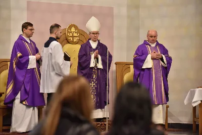 Mszy św. w Środę Popielcową na rozpoczęcie Wielkiego Postu w katedrze rzeszowskiej przewodniczył bp Jan Wątroba. Eucharystię koncelebrowali: ks. Łukasz Cyrnek, ks. Krzysztof Golas, ks. Krzysztof Gołąbek, ks. Sławomir Jeziorski, ks. Dominik Kiełb, ks. Jakub Nagi i ks. Nikodem Rybczyk.
Homilię wygłosił ks. Julian Wybraniec, wikariusz parafii katedralnej. Kaznodzieja w rozważaniu mówił o symbolice popiołu, którym w Środę Popielcową posypuje się głowy uczestników liturgii.
Po homilii odbył się obrzęd wybrania i wpisania imion do księgi katechumenów dwóch kobiet, które, jako dorosłe, przygotowują się do przyjęcia sakramentów inicjacji chrześcijańskiej.
Następnie odbył się obrzęd posypania popiołem.
Podczas Mszy św. posługę muzyczną pełniła Katedralna Schola Liturgiczna. Eucharystia była transmitowana przez Katolickie Radio VIA.
fot. ks. Jakub Oczkowicz
