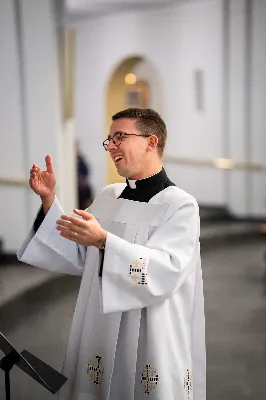 „Nasza wdzięczność jest szczególna wobec osób konsekrowanych za ich czytelne świadectwo wiary i za to, że żyjąc wiarą na co dzień ukazują chrystusowy styl życia” – mówił biskup Jan Wątroba podczas Mszy św. w katedrze rzeszowskiej w święto Ofiarowania Pańskiego. W Eucharystii, z okazji swojego święta patronalnego, uczestniczyły osoby konsekrowane posługujące w diecezji rzeszowskiej.
Mszy św. w katedrze rzeszowskiej przewodniczył bp Jan Wątroba, który modlił się w intencji osób konsekrowanych, przeżywających w święto Ofiarowania Pańskiego (02.02.) swoje święto patronalne. Eucharystię koncelebrował ks. Stanisław Kamiński, wikariusz biskupi ds. zakonnych, a także 9 kapłanów.
Na początku Mszy św. ks. Stanisław Kamiński powitał zebranych i wprowadził w przeżywaną liturgię. Następnie odbył się obrzęd błogosławieństwa świec i procesja z dolnego kościoła do głównej części katedry rzeszowskiej
Homilię wygłosił bp Jan Wątroba, który w pierwszej części, odnosząc się do przeżywanego święta, nawiązał do postawy Matki Najświętszej i św. Józefa. „Maryja uczy nas, że wierność Bogu oznacza wypełnianie prawa Bożego. Ona wypełniła wszystko bez wyjątku. Choć sama nie potrzebowała oczyszczenia, pozostała jednak posłuszna prawu. Skromna, prosta, uboga kobieta, poddana Bogu. W postawie Maryi i Józefa można dostrzec piękną lekcję dla rodziców i wychowawców. Rodzice powinni przedstawiać, czyli zawierzać swoje dzieci Panu Bogu. To jest gest wdzięczności wobec Stwórcy, a także znak wielkiej pokory wobec niełatwej misji rodzicielskiej i wychowawczej. Pełny rozwój człowieka dokonuje się dzięki Bożej łasce, a rodzice powinni się czuć narzędziem Bożej łaski, dlatego powinni często błogosławić swoje dzieci, modlić się za nie i z nimi oraz wciąż na nowo zawierzać je Panu Bogu” – mówił bp Wątroba.
Biskup Rzeszowski odnosząc się do obchodzonego Dnia życia konsekrowanego powiedział: „Trzy elementy wspólnoty: słowo, wierność i otwarcie na Ducha Świętego stanowią istotę życia każdej osoby konsekrowanej. Rozważać słowo Boże, trwać wiernie na modlitwie i być otwartym na to, co Duch Święty chce nam powiedzieć, to wypełnić powołanie do życia konsekrowanego, a jednocześnie wyznać wiarę w Kościół Chrystusowy. Nasza wdzięczność jest szczególna wobec osób konsekrowanych za ich czytelne świadectwo wiary i za to, że żyjąc wiarą na co dzień ukazują chrystusowy styl życia. Towarzyszą nam przez swoją pełną zatroskania miłosierną obecność, ale także przez milczącą obecność przepełnioną modlitwą w intencjach Kościoła, świata, a także poszczególnych osób i wspólnot”.
Po homilii osoby konsekrowane zgromadzone w katedrze odnowiły swoje przyrzeczenia.
Na zakończenie liturgii s. Agata Jakieła CSFN, referentka diecezjalna ds. życia konsekrowanego, podziękowała bp. Janowi Wątrobie za przewodniczenie liturgii i modlitwę w intencji osób życia konsekrowanego.
W Eucharystii w rzeszowskiej katedrze uczestniczyło prawie 100 osób życia konsekrowanego, a pośród nich ojcowie i bracia zakonni, siostry zakonne, wdowy i dziewice konsekrowane oraz członkowie instytutów świeckich. Śpiewy podczas liturgii wykonała Katedralna Schola Liturgiczna pod dyrekcją ks. Juliana Wybrańca, a przy organach zasiadł katedralny organista – Wiesław Siewierski. 

fot. Jola Warchoł