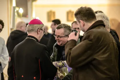 W liturgiczne święto św. Jana Apostoła i Ewangelisty, w katedrze rzeszowskiej duchowni i świeccy modlili się w intencji bp. Jana Wątroby. Eucharystię, której przewodniczył Solenizant, koncelebrowali: bp Kazimierz Górny, bp Edward Białogłowski oraz 56 księży.  fot. Dariusz Kamiński (https://fotografiarzeszow.com.pl)